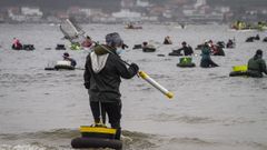 Mariscadores en la r�a de Noia, en una imagen de archivo