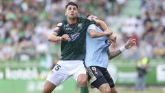 David Castro en una pugna por un bal�n a�reo en el choque entre el Racing y el Celta B. 