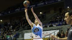 Matt Thomas, en pleno tiro de tres