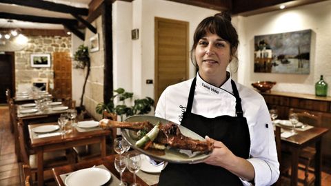 Tania posa con una paletilla de cordero en el nuevo Mesn Beny de Entrimo