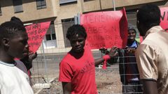 Un grupo de inmigrantes protesta en Santa Cruz de Tenerife por la falta de atencin a sus nios.