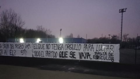 Una de las pancartas que han aparecido en El Requexn tras la derrota ante el Lugo