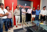 Ram�n Est�vez saluda a Francisco Silva antes de comenzar la rueda de prensa.