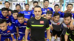 El ferrolano Bruno Garc�a, rodeado por los jugadores de la selecci�n de Vietnam durante su concentraci�n en Nar�n