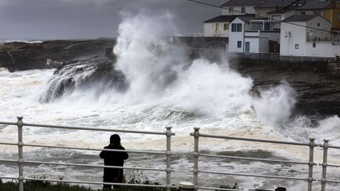 Xunta y Principado piden a la poblaci�n que no se acerque hoy al litoral para sacar fotos �por mucho que al mar asombre�. En imagen de archivo, temporal en Rinlo, Ribadeo