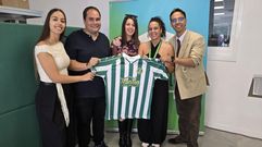Representantes de la orquesta Cinema con el equipo de Xanela