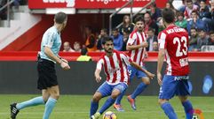 Nacho Cases controla el bal�n