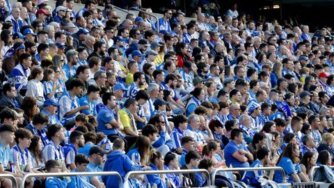 Aficionados del Deportivo en Riazor durante el duelo contra el Barcelona Atltic en el que se decidi el ascenso