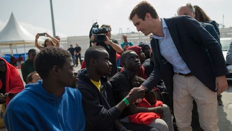 Casado estrech� la mano en el puerto de Algeciras de algunos de los inmigrantes rescatados