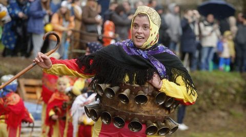 Una volante hace sonar su cinto de campanillas en Santiago da Riba durante el Domingo de Entroido