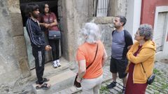 Vecinos del barrio con los okupas de la casa