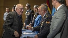 El de�n de la Catedral de Santiago, Jos� Fern�ndez Lago, recoge la cruz al m�rito policial que le ha concedido el cuerpo de seguridad con motivo del d�a de su patr�n, los �ngeles Custodios