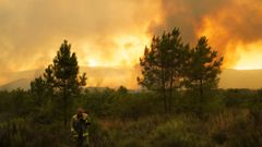 Incendio en la comarca de Monterrei, en Ourense, visto desde Tamaguelos, en Vern