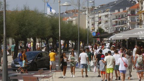 El Paseo de Silgar de Sanxenxo abarrotado de gente 