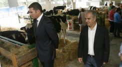 Antonio Crespo, director xeral de Agader, con Jos� L�pez en la Feira da Becerra en A Estrada en el 2013.
