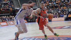 Paul Jorgensen maneja el baln sobre el parqu del Coliseum ante el Palencia.