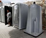 Servicios p�blicos instalados en las inmediaciones del paseo de A Calzada, una de las zonas m�s concurridas. 