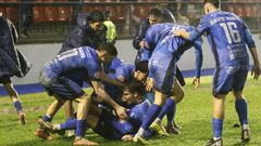 Los goles de Hugo Sanz, en el suelo y felicitado por sus compaeros, relanzaron al plantel ourensano