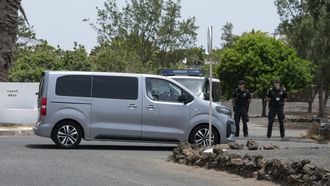 El presidente del Gobierno, Pedro S�nchez, inici� este s�bado sus vacaciones en Lanzarote junto a su familia. En la imagen, el jefe del Ejecutivo llega a la residencia real de La Mareta en una furgoneta.