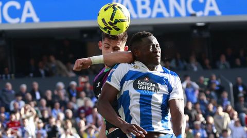 Nsongo Bil y Montero, pugnan por el bal�n durante el D�por-M�laga.