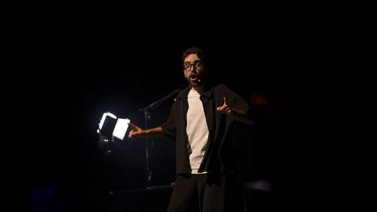 El mago, Nacho Samena, en una actuaci�n en Lugo