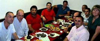 Alumnos y docentes de la academia @probasoneira de Vimianzo se reunieron para cenar.