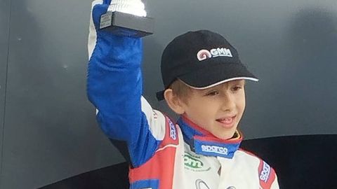 Aitor Otamendi alzando un trofeo