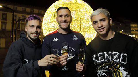 Yeremay, junto a Mella y Lucas, en el brindis navideño del Deportivo.