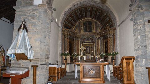 Retablo mayor de estilo barroco en la iglesia de San Salvador do Hospital