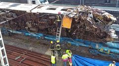 Los trabajos para retirar el tren descarrilado en O Porri�o