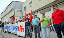 Los trabajadores de las dos empresas de Dodro salieron ayer a la calle con pancartas.