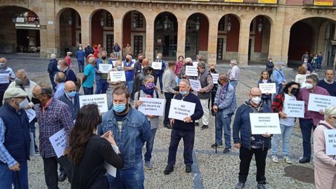 Algulnos de los asistentes a la concentracin frente al Ayuntamiento de Gijn