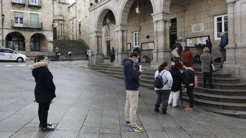 Colas en la Praza Maior para hacer trmites en el Concello de Ourense