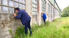 El portavoz del PP, Javier Casti�eira, y el alcalde de Begonte, mirando las naves de Manuel Mallo