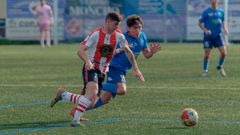 Rober, de la UD Barbad�s, luchando con el lateral derecho del C�ltiga, Nicol�s del R�o, luchando por el control del bal�n