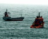 El remolcador de Salvamento Don Inda permaneci� varias horas muy cerca del Isis.