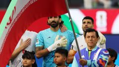 Alireza (centro) y Taremi, en la ceremonia previa al partido ante Nueva Zelanda.