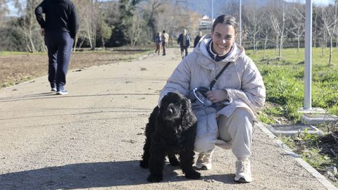 Fany Domínguez García, con su mascota Oto por la senda de Narón 