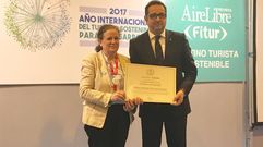 a directora de la revista Aire Libre, Paloma Fern�ndez, y el director general de Comercio y Turismo, Julio Gonz�lez Zapico, con el diploma acreditativo del galard�n concedido al Principado de Asturias.a directora de la revista Aire Libre, Paloma Fern�ndez, y el director general de Comercio y Turismo, Julio Gonz�lez Zapico, con el diploma acreditativo del galard�n concedido al Principado de Asturias