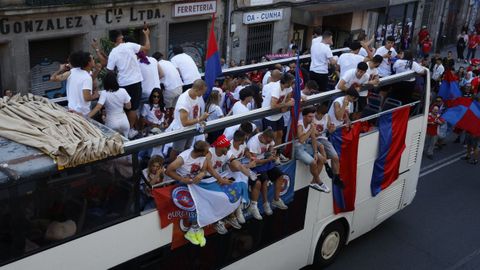Fiesta del ascenso de la UD Ourense. Un autob�s descapotable lleva al equipo por las calles de la ciudad.