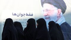 Mujeres con velo caminan frente a un retrato del ayatol� Ali Jamenei, en Teher�n.