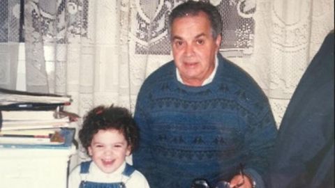 Celestino Fernández, que tenía 85 años cuando falleció, en una imagen con su nieta Yolanda Teijido