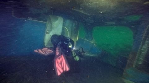 EL PUENTE. Imagen de uno de los seis buzos que el viernes inspeccion� el �Paquito N� 2�. En la foto puede verse a un profesional recorriendo el puente del bateeiro con la intenci�n de encontrar a alguno de los dos marineros desaparecidos frente al faro de Corrubedo aquel fat�dico 16 de diciembre del 2014