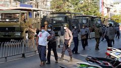 Las tropas se han unido a la polica para dispersar por la fuerza a los manifestantes en la ciudad de Mandalay
