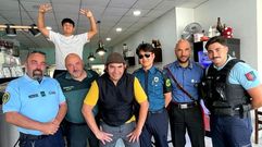 Taeho Lee (con gafas de sol), de la polica de Corea, junto a sus compaeros de la OMAP el carabinieri Michele S.; Juliao Melo, de la GNR de Portugal; Bort Emjo, de la gendarmera de Francia; y Manuel Pieiro, del destacamento de A Corua de la Guardia Civil. Todos ellos solan empezar juntos la jornada disfrutando de las tostadas y tortilla de Arca Gourmet y se llevaron la receta para compartirla en sus pases con amigos y familiares. En la foto, posan con el dueo de este local, Mariano Aponte, y su hijo Adrin.