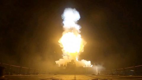 Un proyectil impacta sobre una embarcaci�n durante lo que el Mando Central de EE. UU. (Centcom) calific� como una tercera ronda de ataques esta semana contra Ir�n