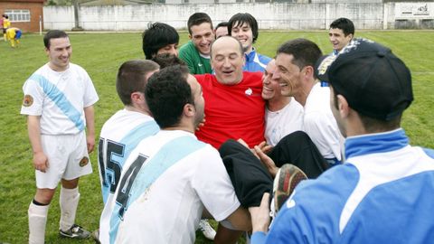 Miguel, a la derecha, durante un manteo al entrenador Hermelino Garca tras el ascenso a Segunda Autonmica en el 2013.