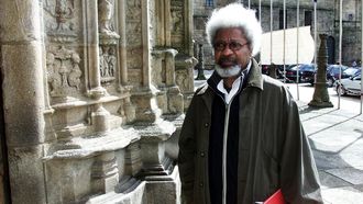 Soyinka en�Santiago en el 2001