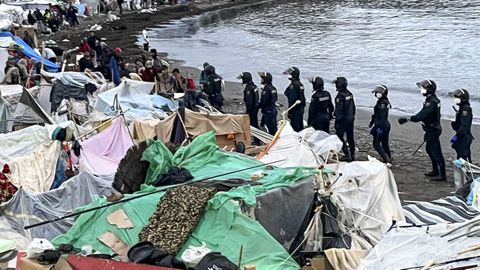 Asentamiento de inmigrantes en la playa de Ben�tez, en Ceuta