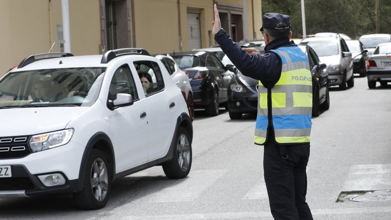 Policía Local y Urgencias Sanitarias atienden a una persona herida en una colisión entre dos turismos en Viveiro